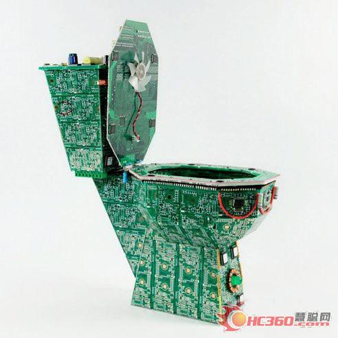 设计师利用废弃印刷电路板制成创意马桶