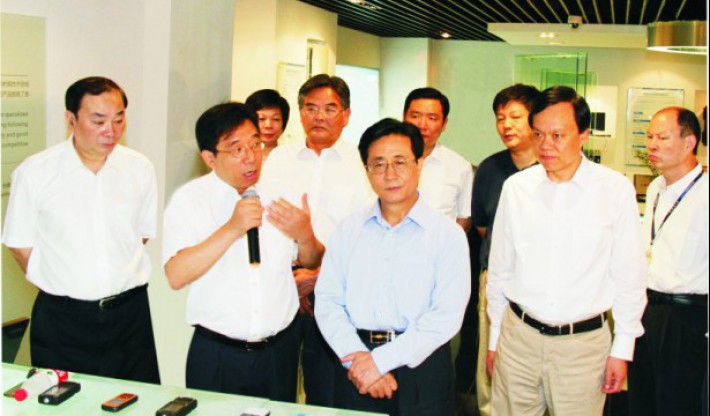 曾任中央书记处书记赵洪祝（时任浙江省委书记）；中央政治局委员黄坤明（时任杭州市委书记）